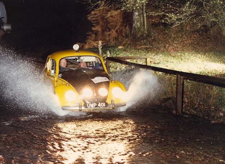 El VW escarabajo de rallye de Bob Beales en una competición durante la noche