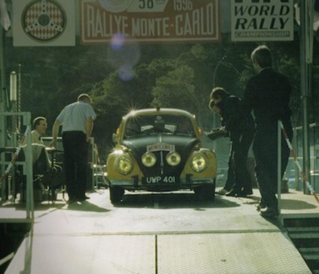 El escarabajo de rallye clásico a la salida del Rallye de Monte Carlo