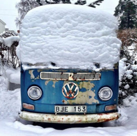 Furgo VW azul cubierta de nieve
