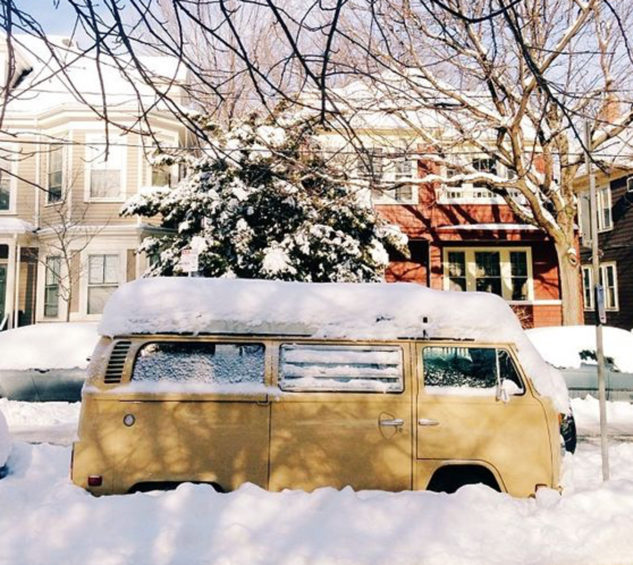 Furgo VW aparcada en la nieve