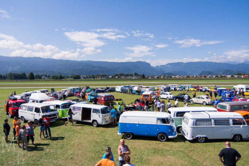 Vehículos asistentes al evento esloveno con un magnífico paisaje de fondo