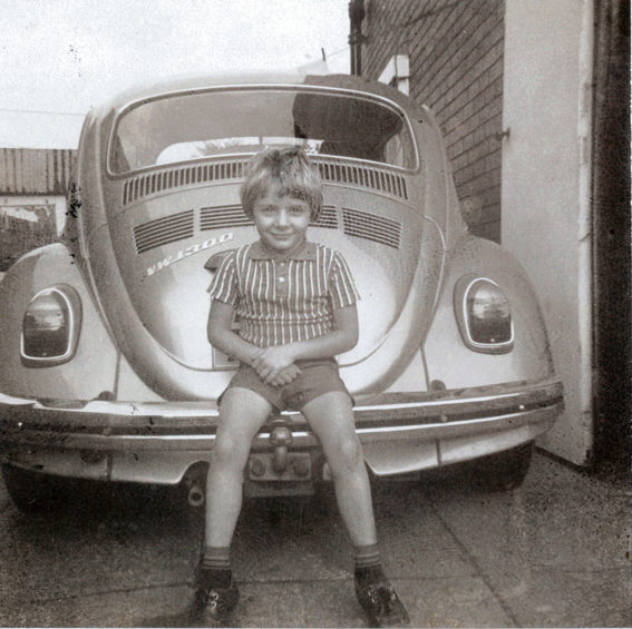 Barry, de niño, con el Escarabajo de su padre