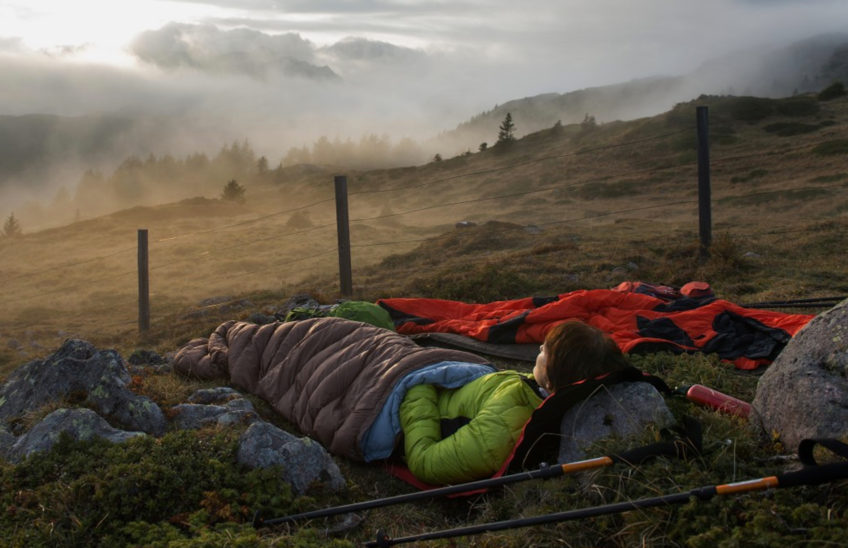 Un buen saco de dormir evitará que pases frío mientras acampas