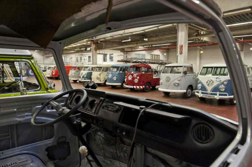 VW Splitscreen aparcadas en un garaje