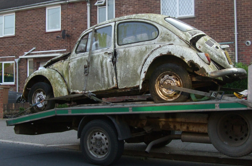 VW Escarabajo en una grúa